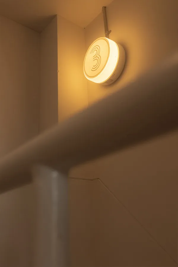 通路を照らす非常灯